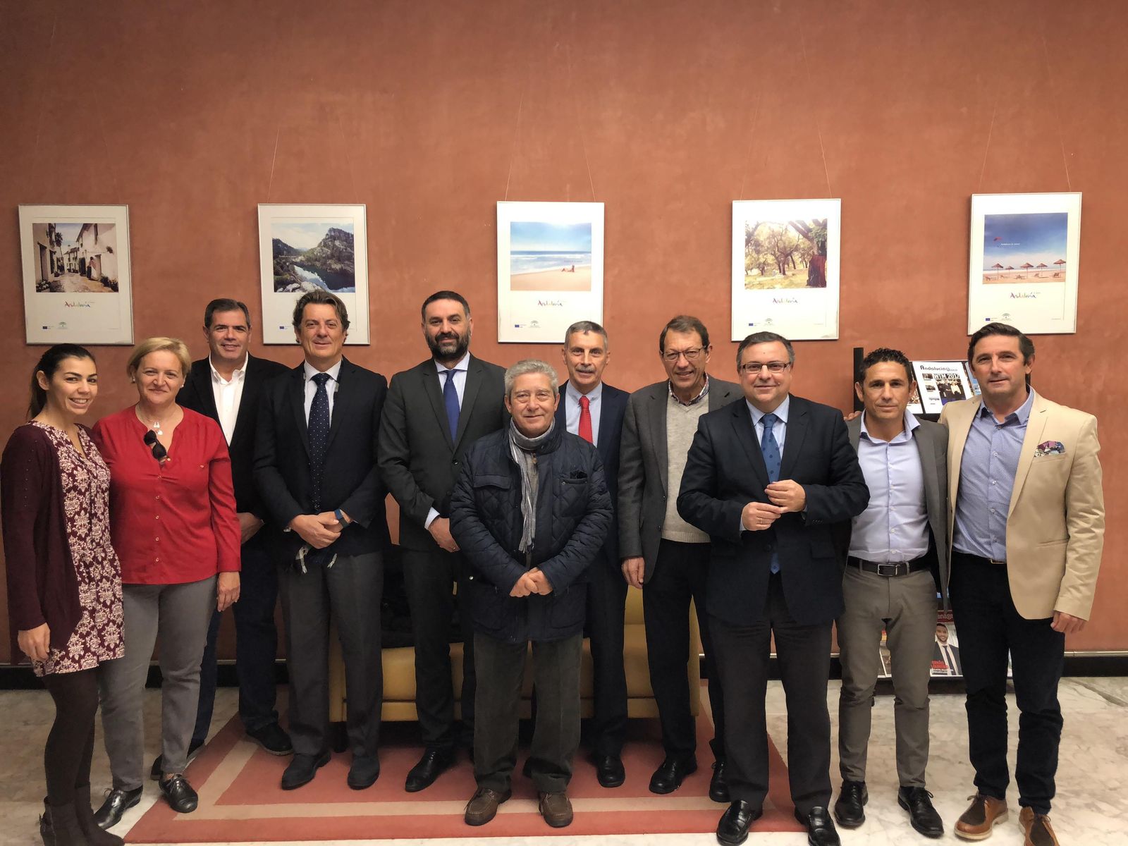 Encuentro entre el consejero y el nuevo presidente de la Confederación Andaluza de Federaciones Deportivas (CAFD), Alfonso Escribano del Vando, así como con una representación de nueve miembros de la junta directiva.