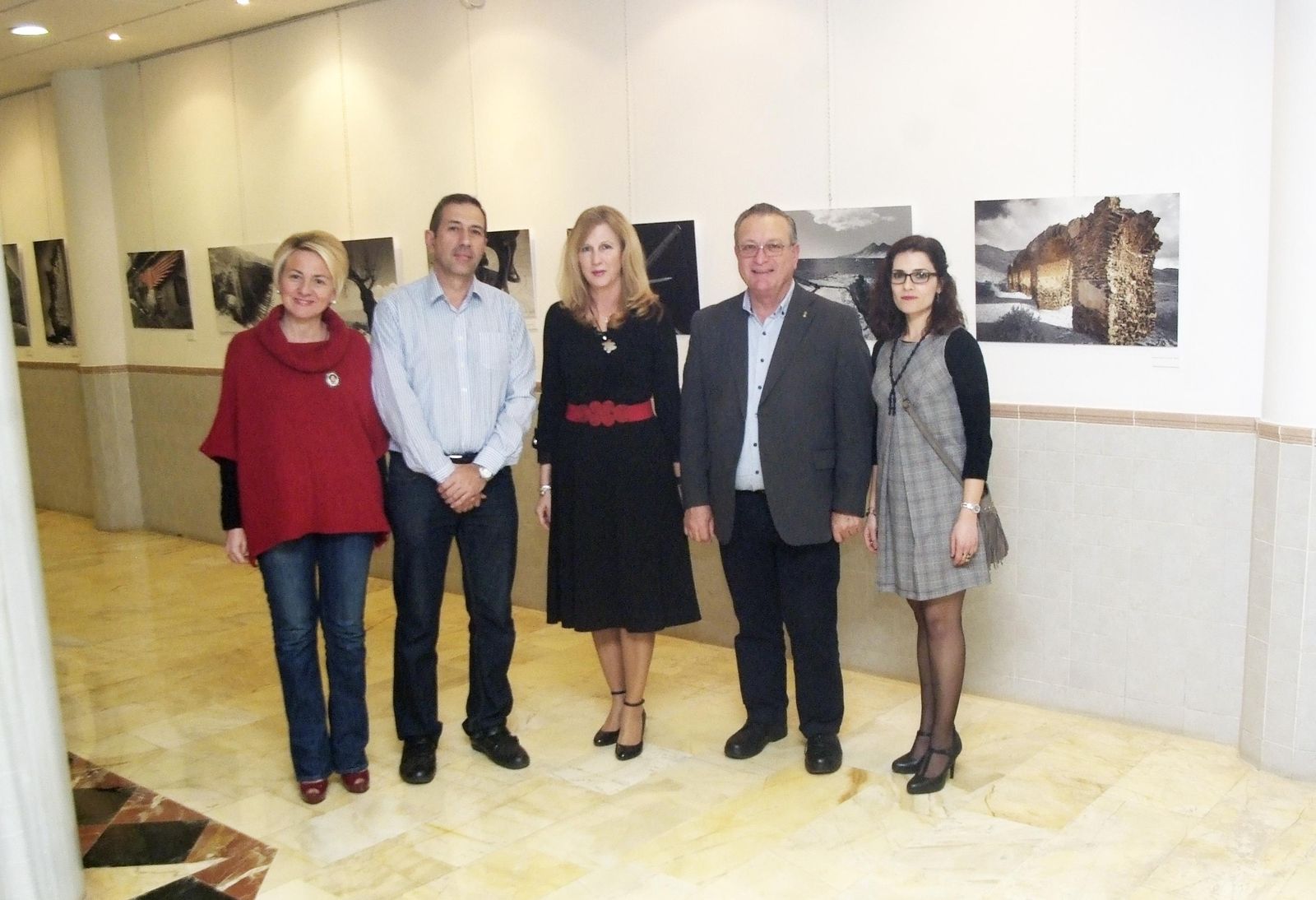 Eloisa Cabrera, Antonio del Águila, María Dolores Ortega, José Galdeano y Mariquina Ramos en la exposición.