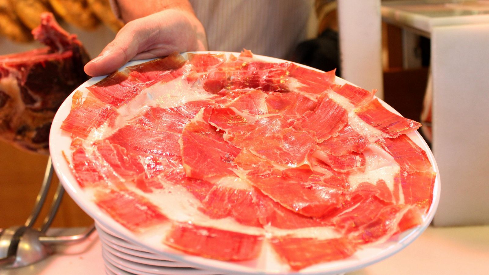 El plato de jamón se venderá a 5 euros.