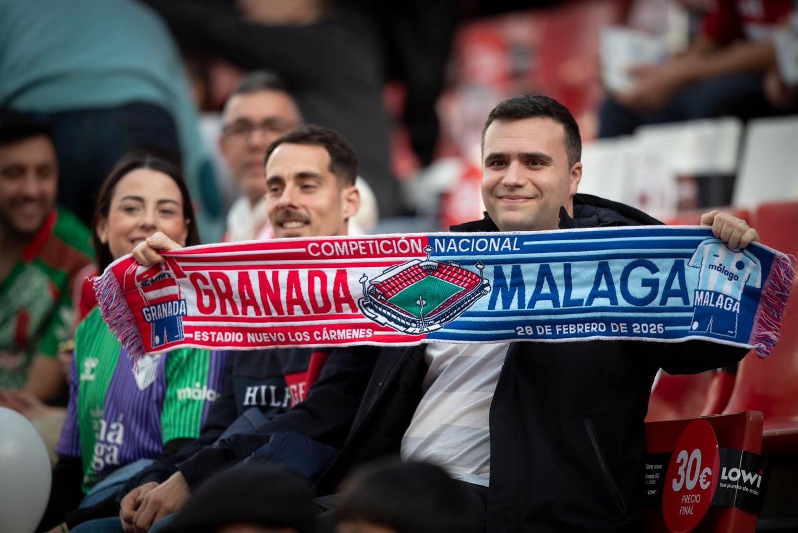 Encuéntrate en la grada del Estadio Nuevo Los Cármenes durante el Granada CF-Málaga CF