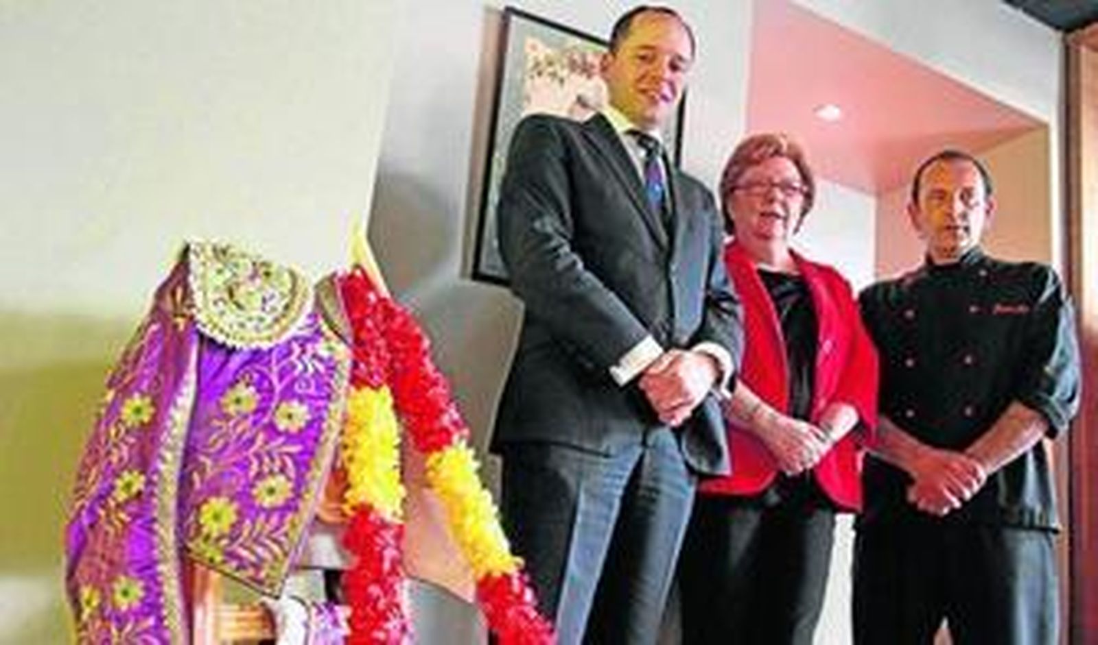 Alberto Lalinder, director del Hotel Gran Meliá Colón; Inmaculada Palencia, directora general del Gran Meliá Fénix y Gran Meliá Colón; y el chef Javier Rico.