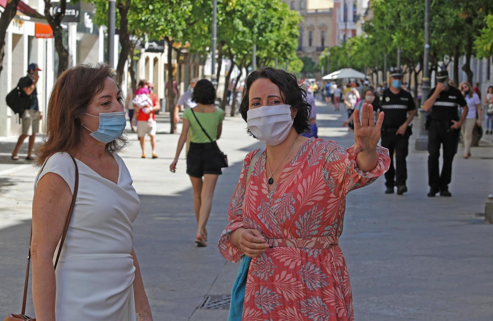 La presidenta de Acoje y la delegada municipal de Comercio y Consumo, Isabel Gallardo, han recorrido este viernes establecimientos de varias calles del centro.