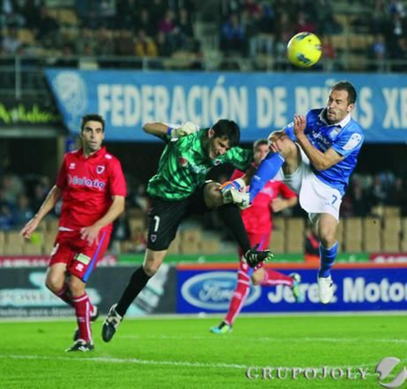 El meta del Numancia sale ante Tato. 

Foto: Miguel Angel Gonzalez