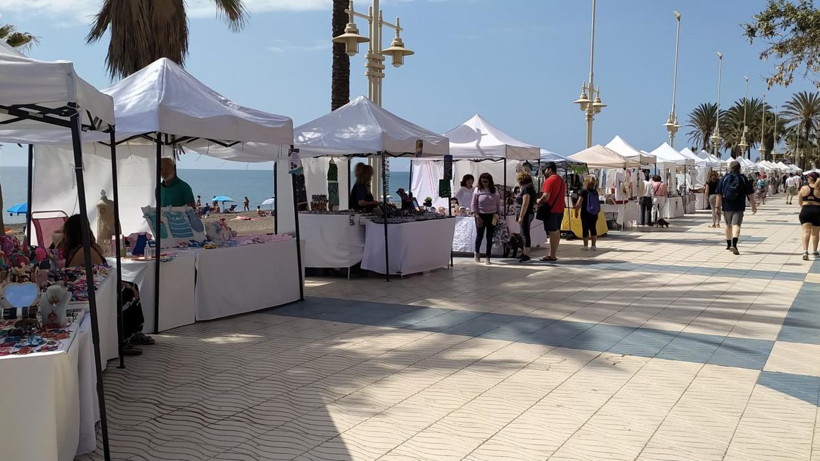 El mercadillo en el Paseo Marítimo Antonio Banderas. El mercadillo en el Paseo Marítimo Antonio Banderas.