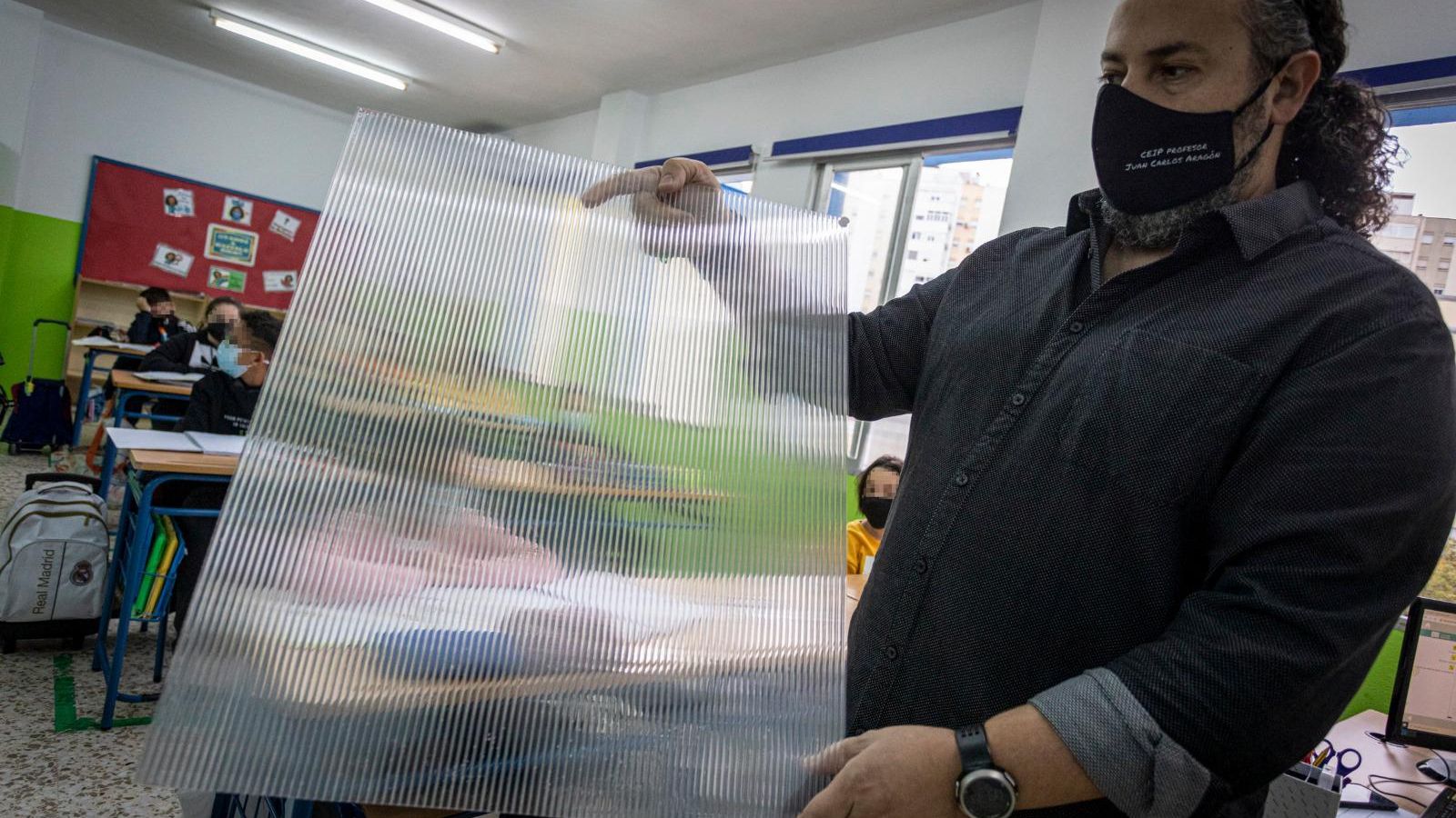 Miguel Ángel Guillén, director del colegio, muestra una plancha de policarbonato.