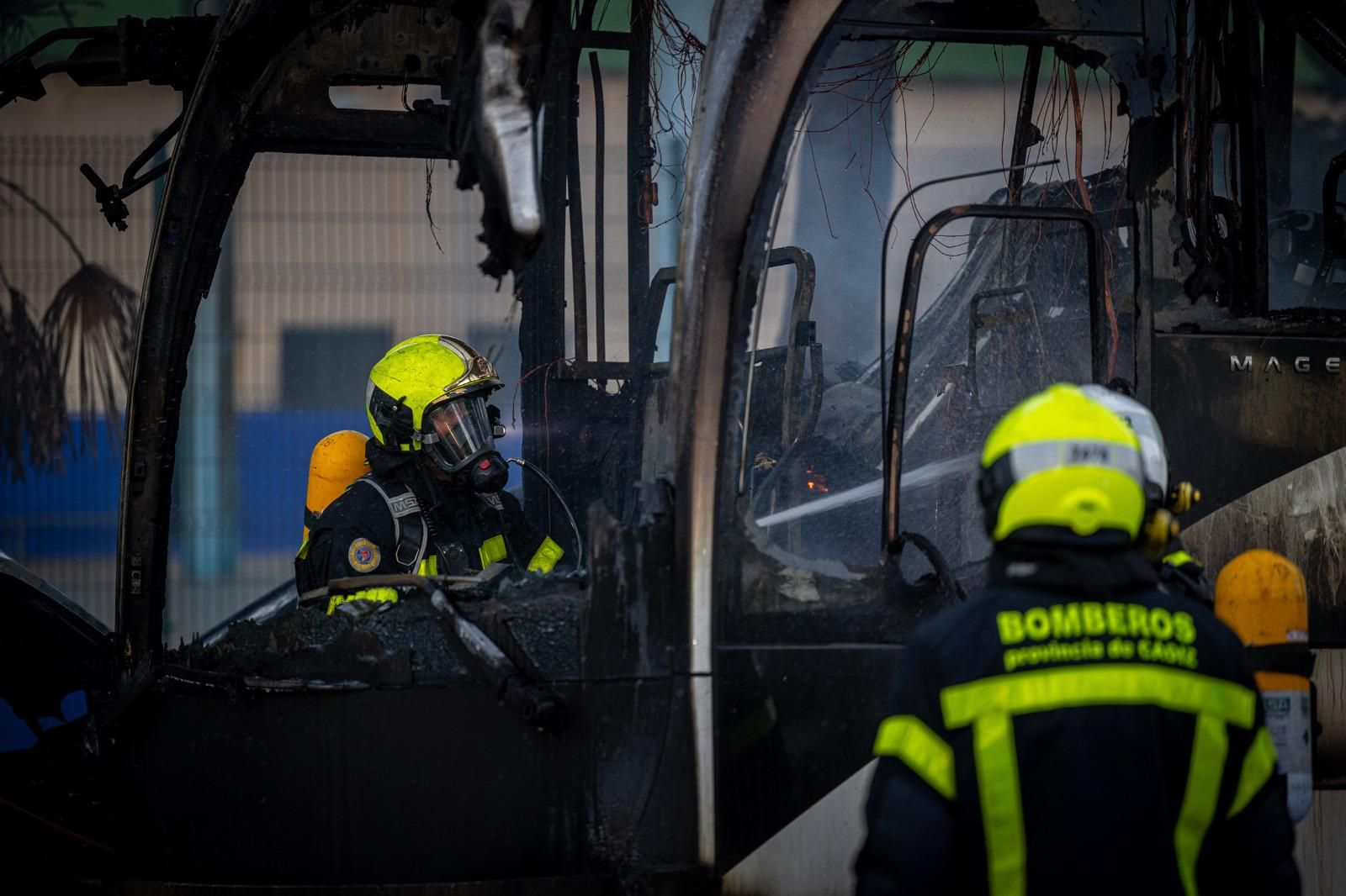 Así ha quedado el autobús que ha ardido esta mañana en Cádiz