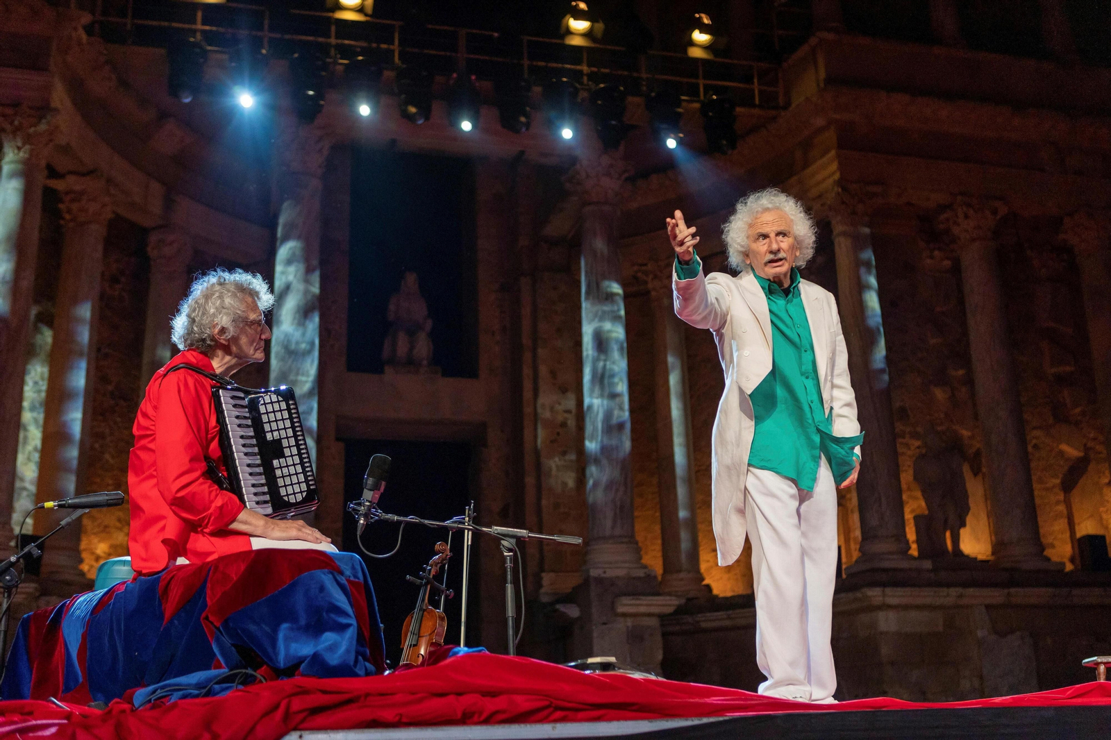 Rafael Álvarez ‘El Brujo’ y el músico Javier Alejano, en la representación de ‘Los dioses y el dios’ en elFestival de Mérida.