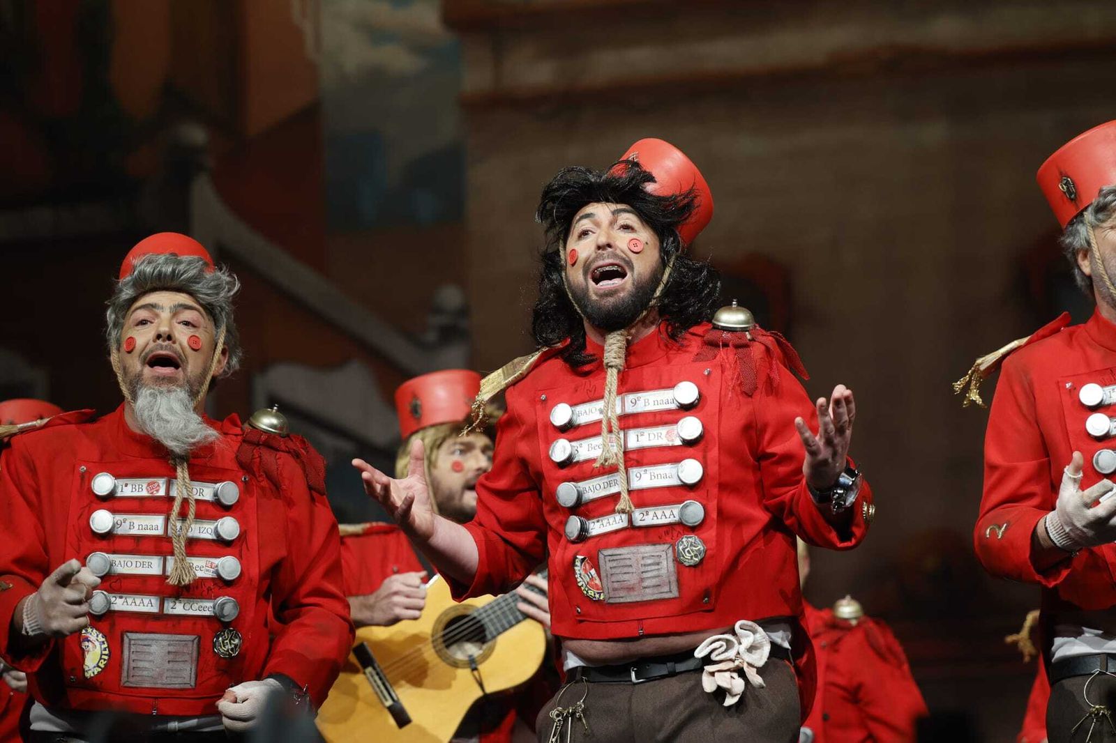 Marco Antonio Romero, en el centro, uno de los autores de la chirigota.