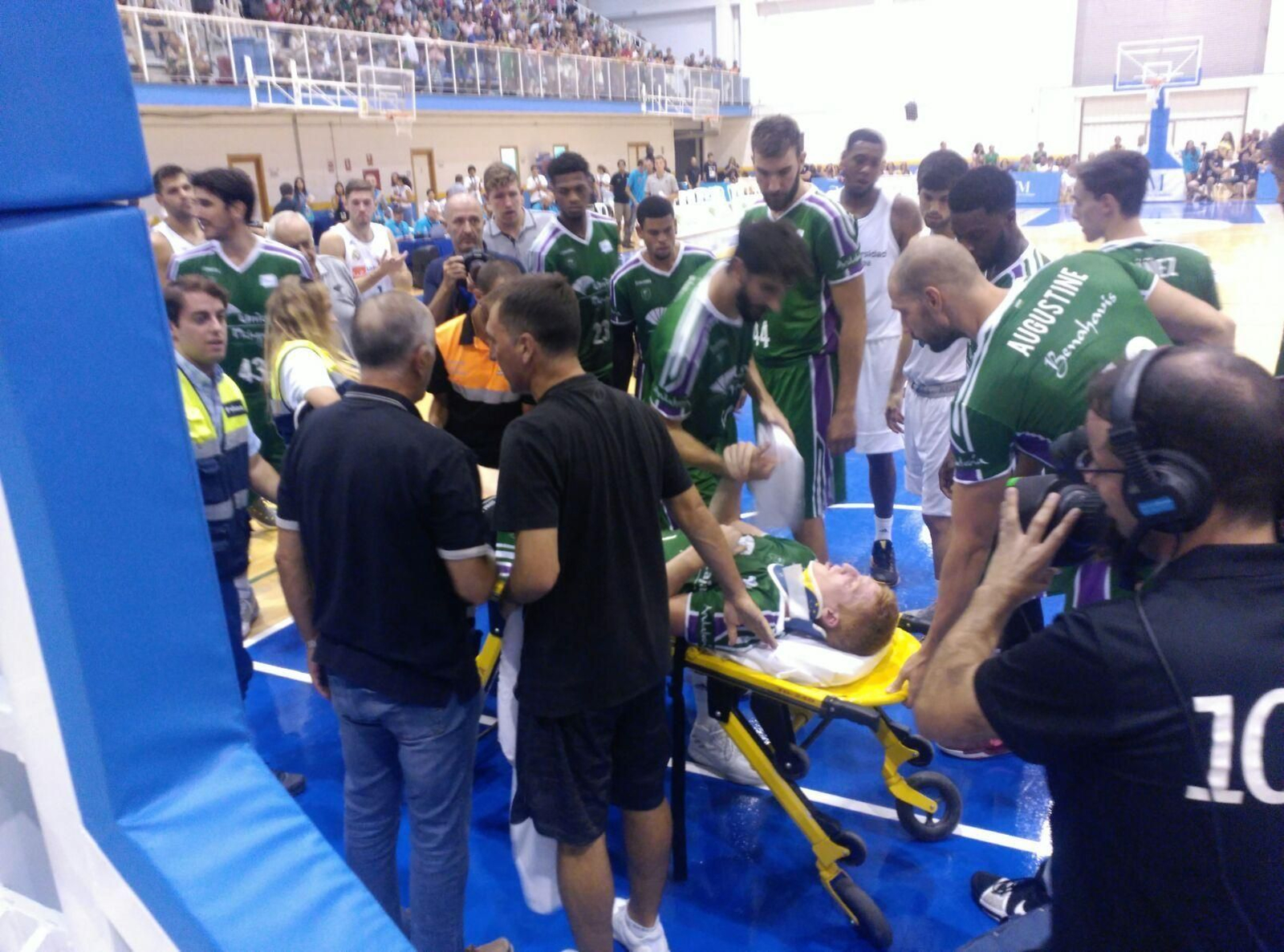 Alberto Díaz, retirado en camilla.