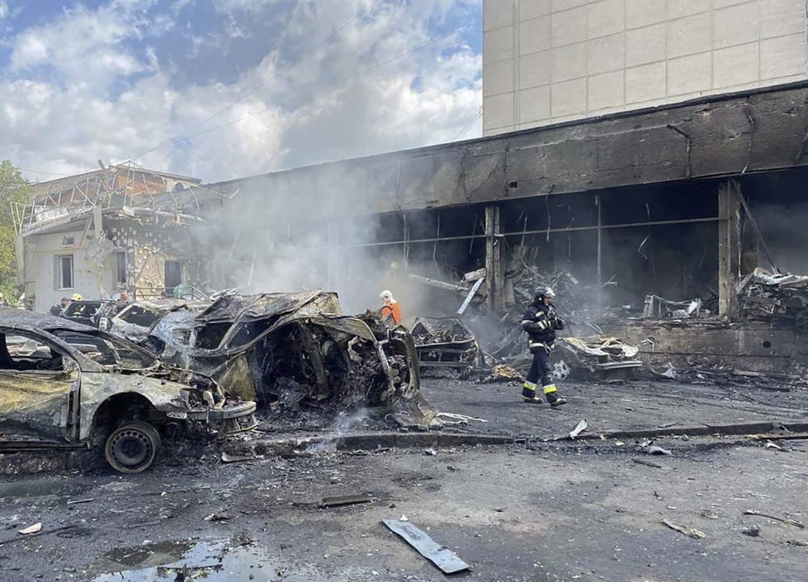 Los bomberos trabajan en el lugar atacado en Vinnytsia.