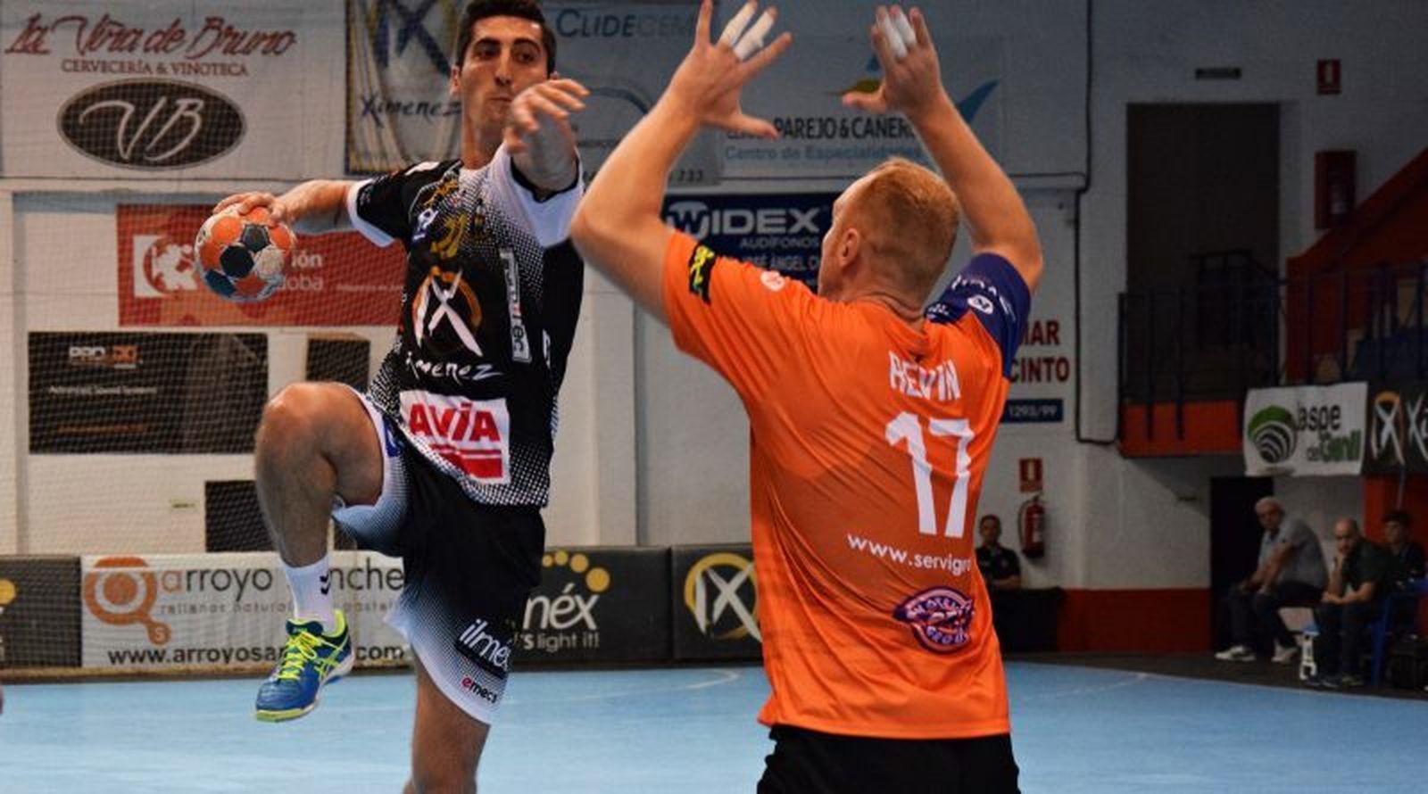 Rudovic se levante en nueve metros ante la defensa rival.