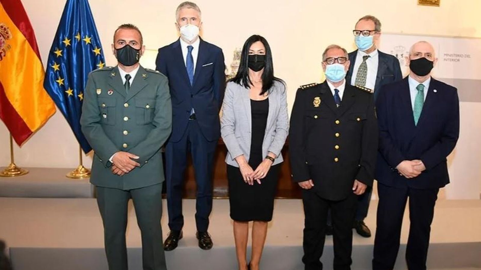 David Oliva (izquierda) y Grande-Marlaska, a su espalda, en junio de 2021, cuando le fue entregada la Medalla del Plan Nacional sobre Drogas.