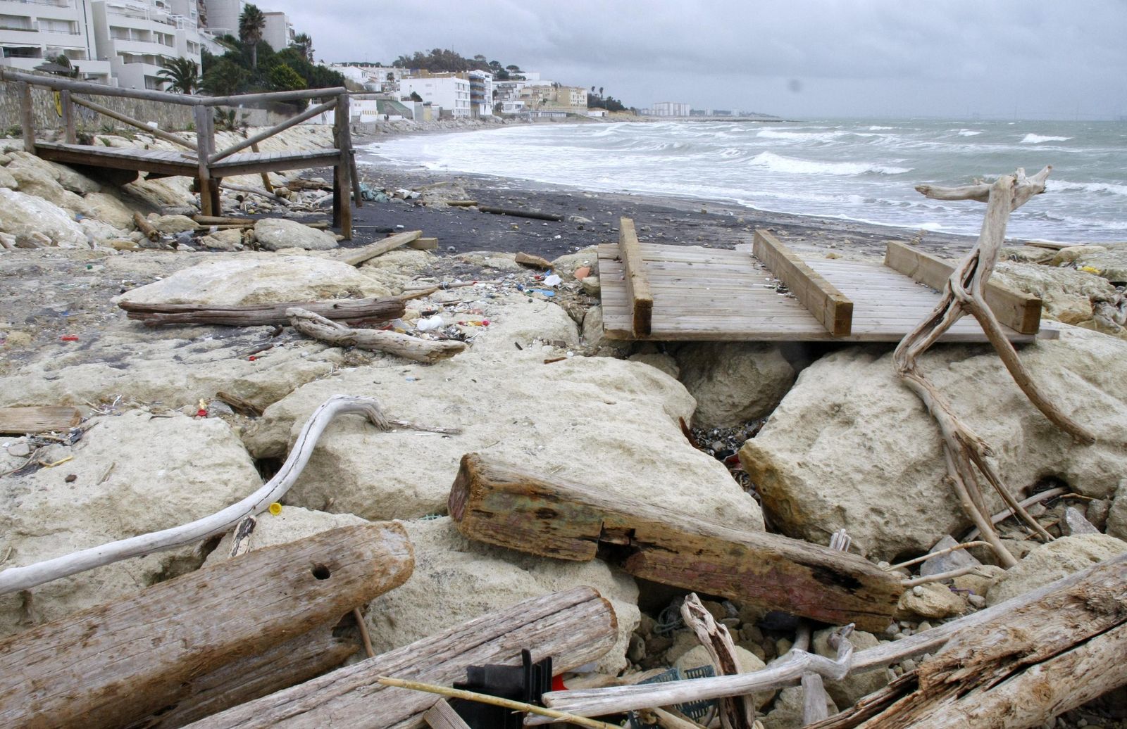 El estado en que se encuentra la playa de Fuentebravía, después de los fuertes temporales Emma y Félix.