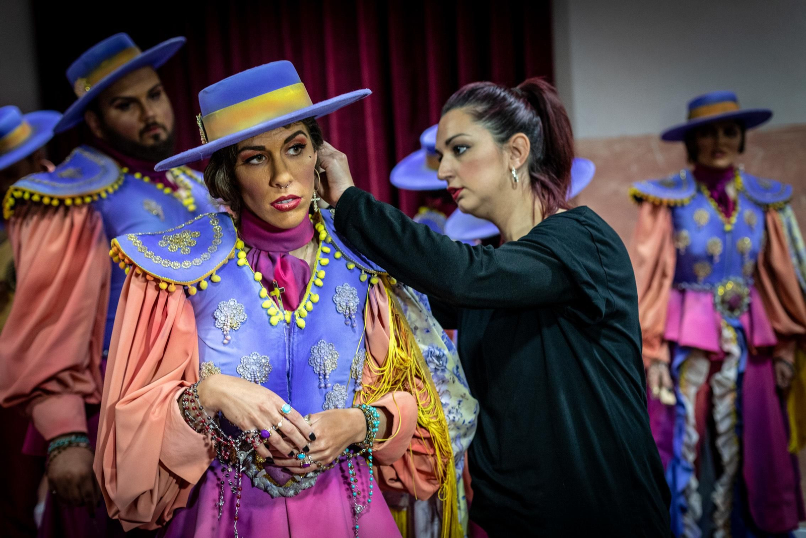 La comparsa 'Tattuaje' se prepara en camerinos para salir a escena.