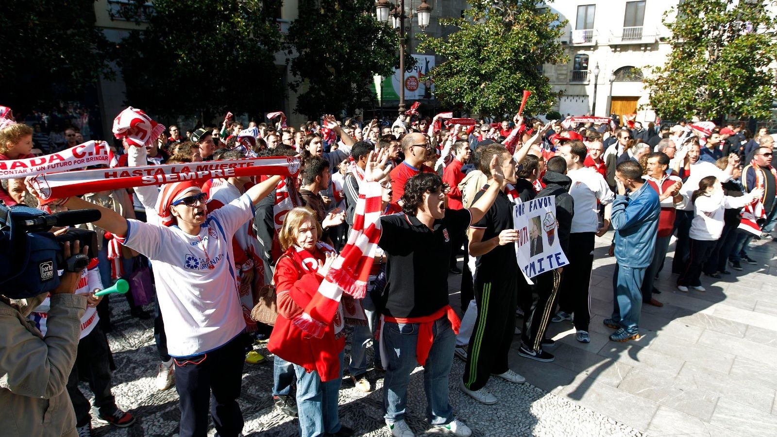 Los aficionados se concentraron en la Plaza del Carmen contra el posible ‘exilio’ del Granada CF a otra provincia