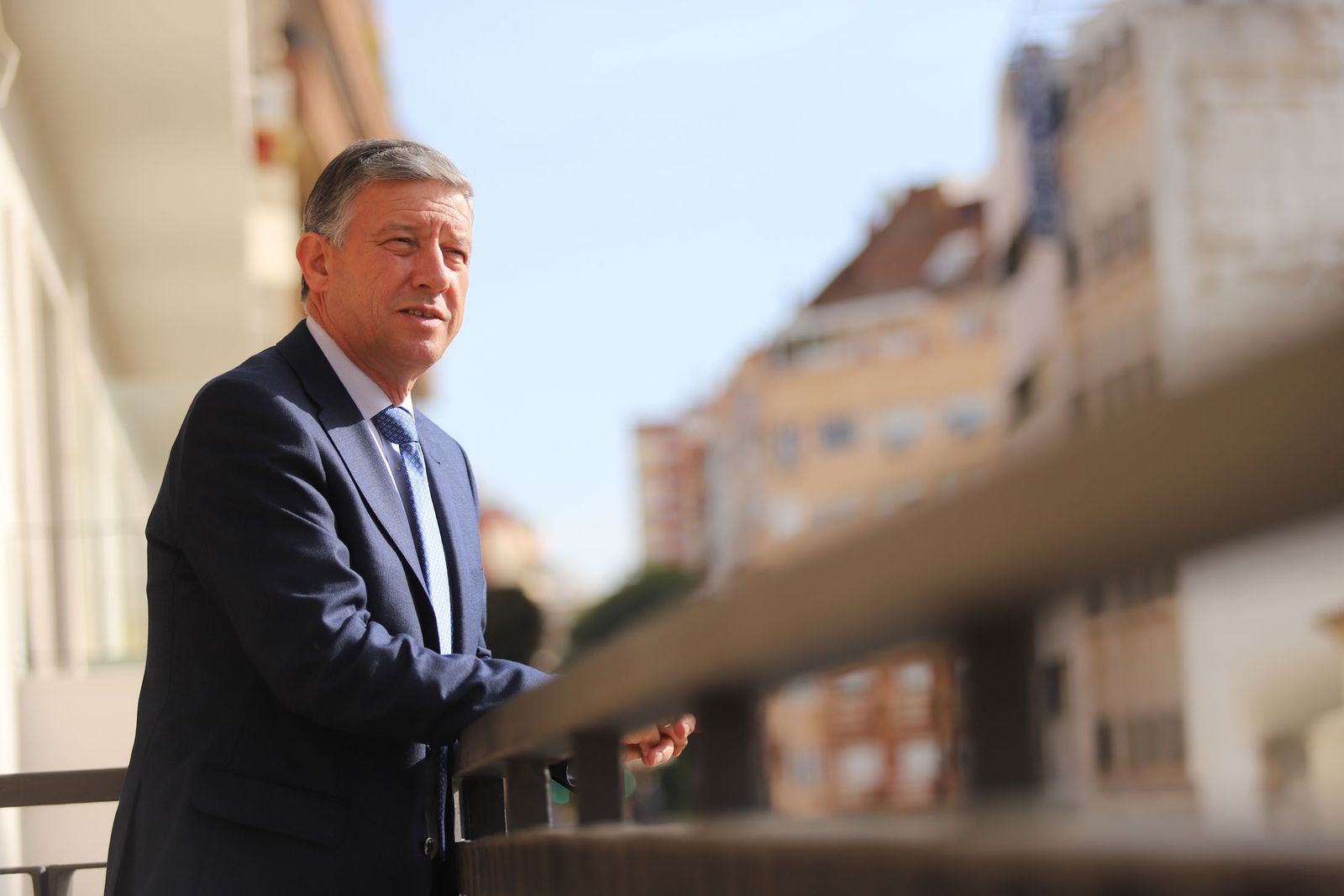 Carmelo Romero posa para la entrevista en el balcón de la sede de Huelva Información.