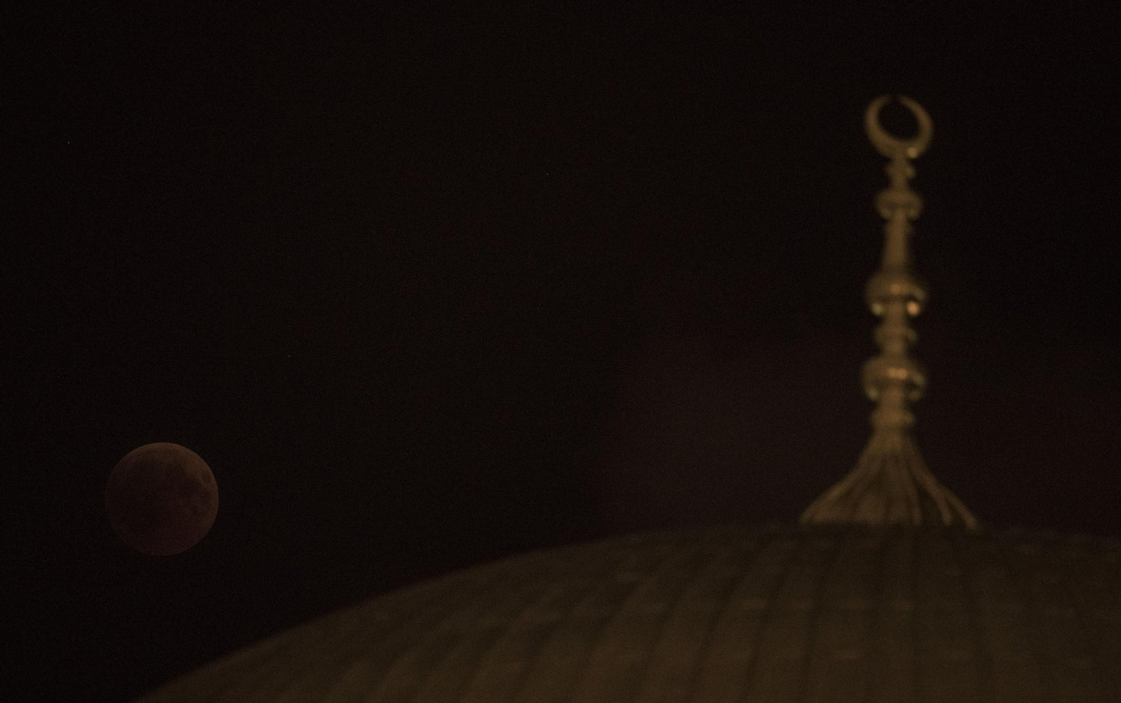 Bellas imágenes del eclipse en Turquía.