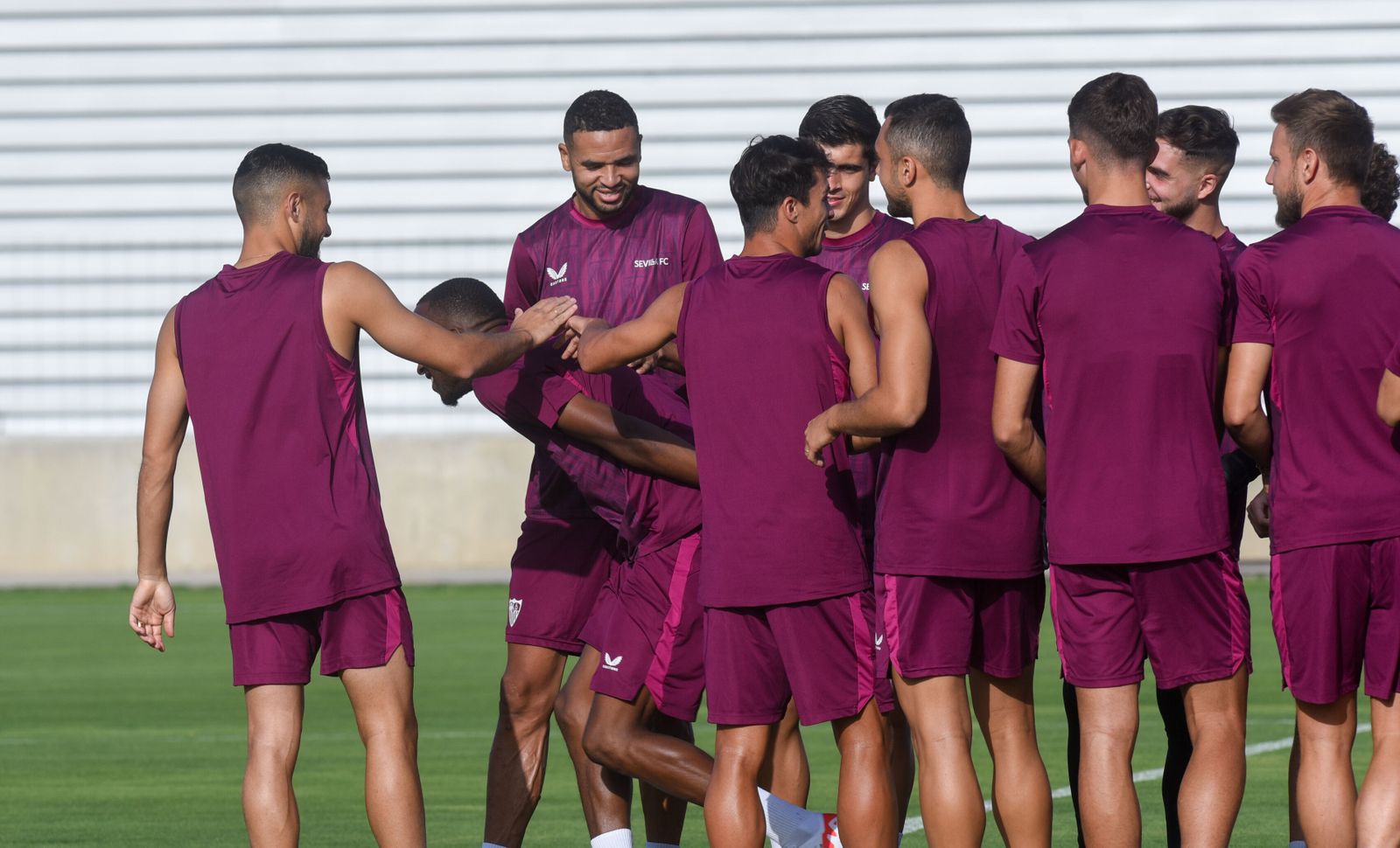 Los futbolistas del Sevilla le hacen el pasillo al recién llegado Lukebakio.