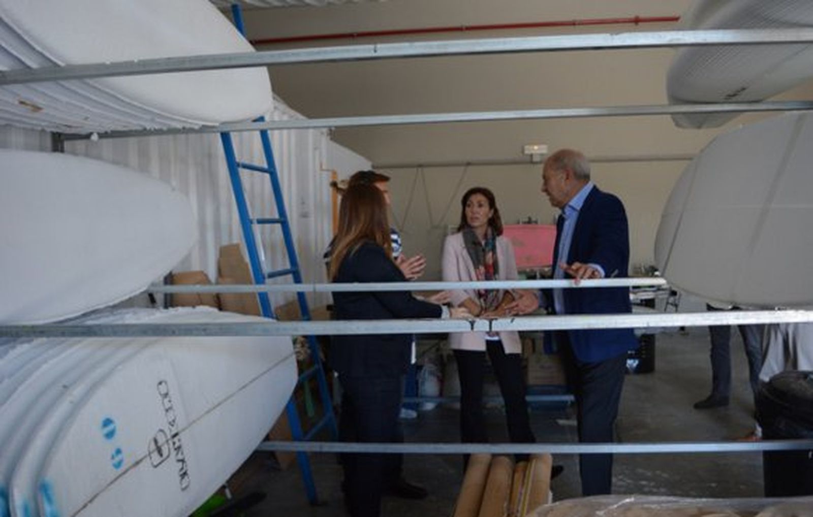 Ramos visita la empresa Blankers, que fabrica núcleos de poliuretano para tablas de surf