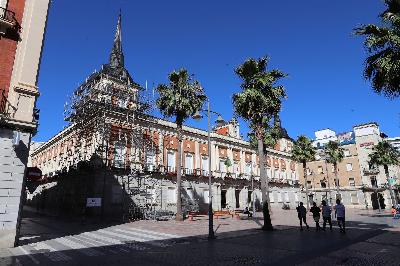 Andamios colocados en el torreón del extremo oeste del Ayuntamiento, dispuestos para el inicio de los trabajos.