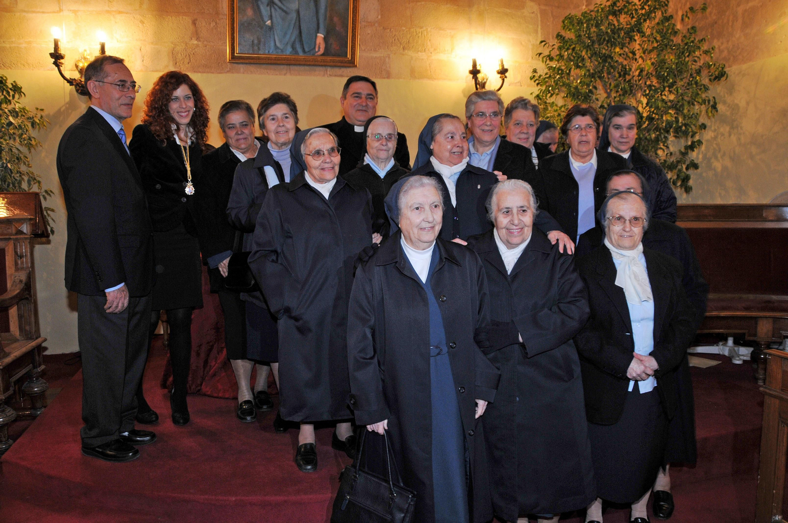 Sor Victoria junto a algunas hermanas de la congregación, en el pleno extraordinario de 2011 por su nombramiento de Hija Adoptiva.