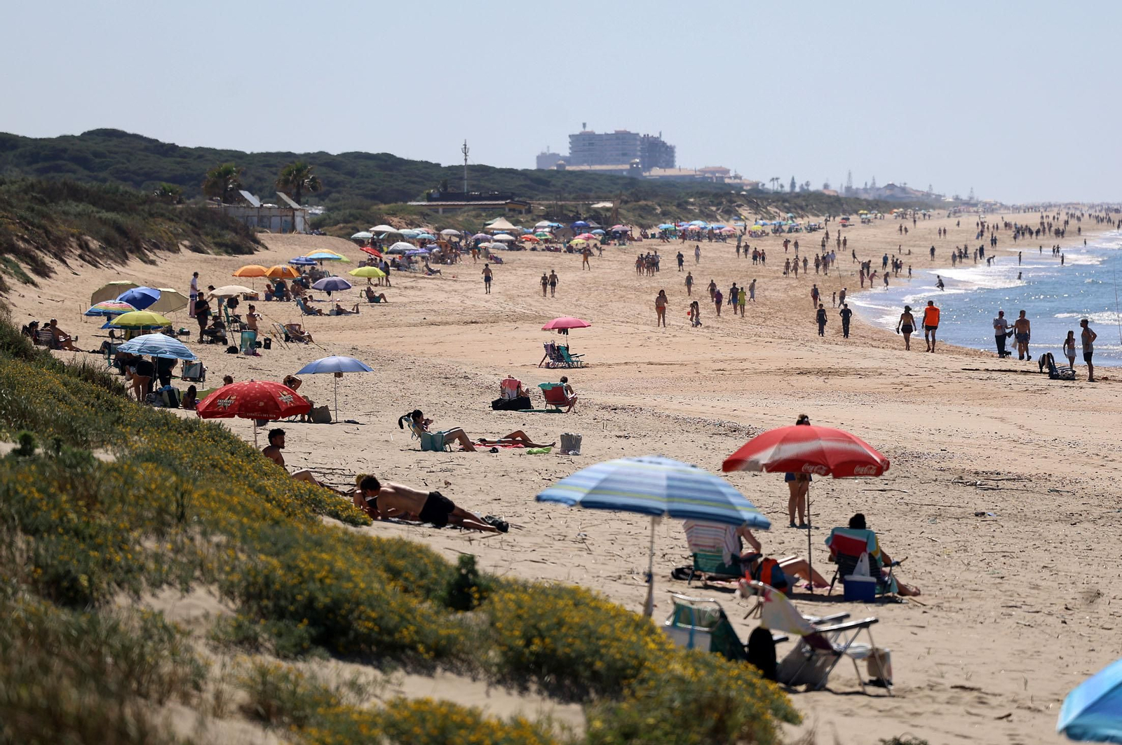 Imágenes del ambiente en las playas de Huelva durante la mañana