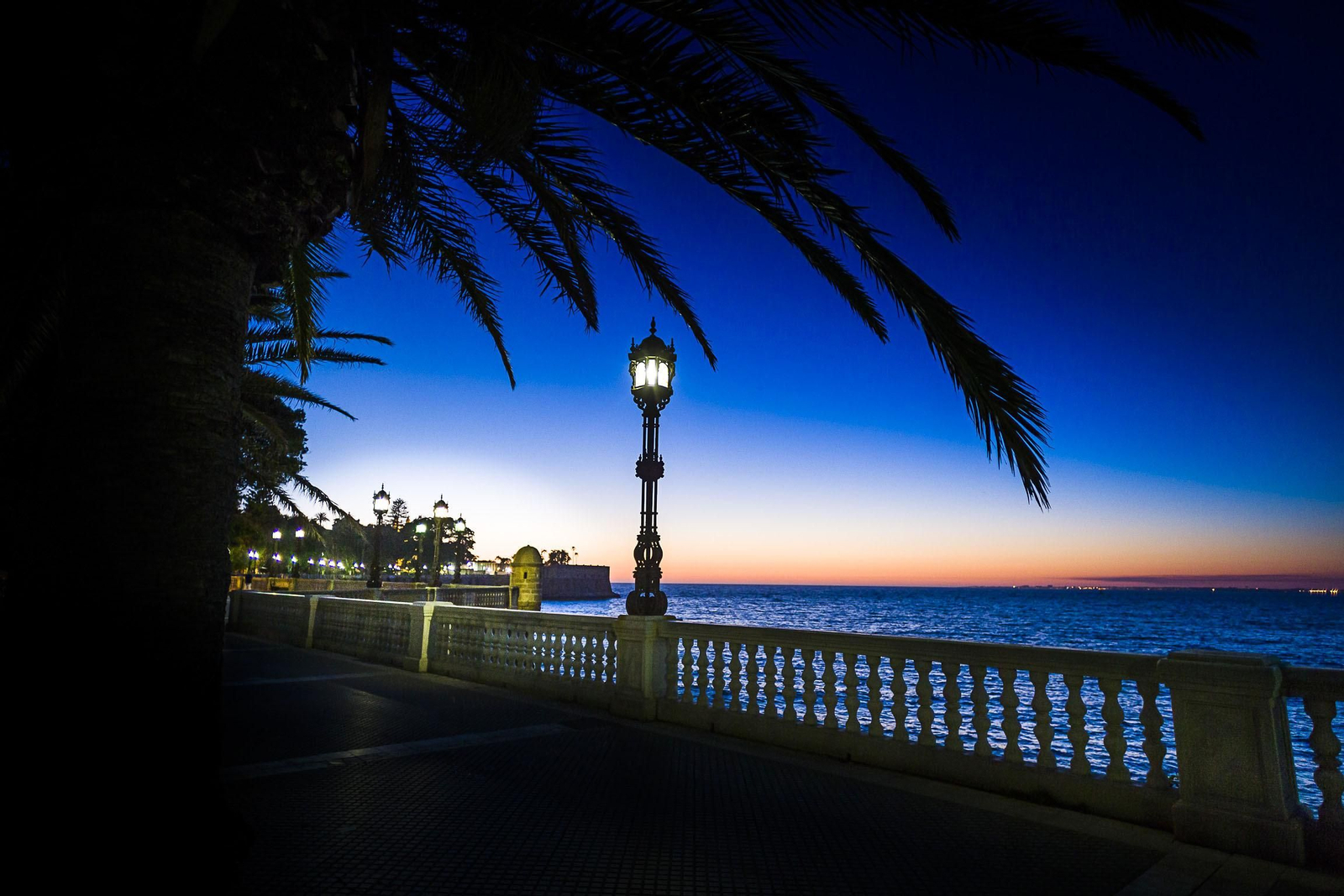 Borde marítimo amurallado de la Alameda.