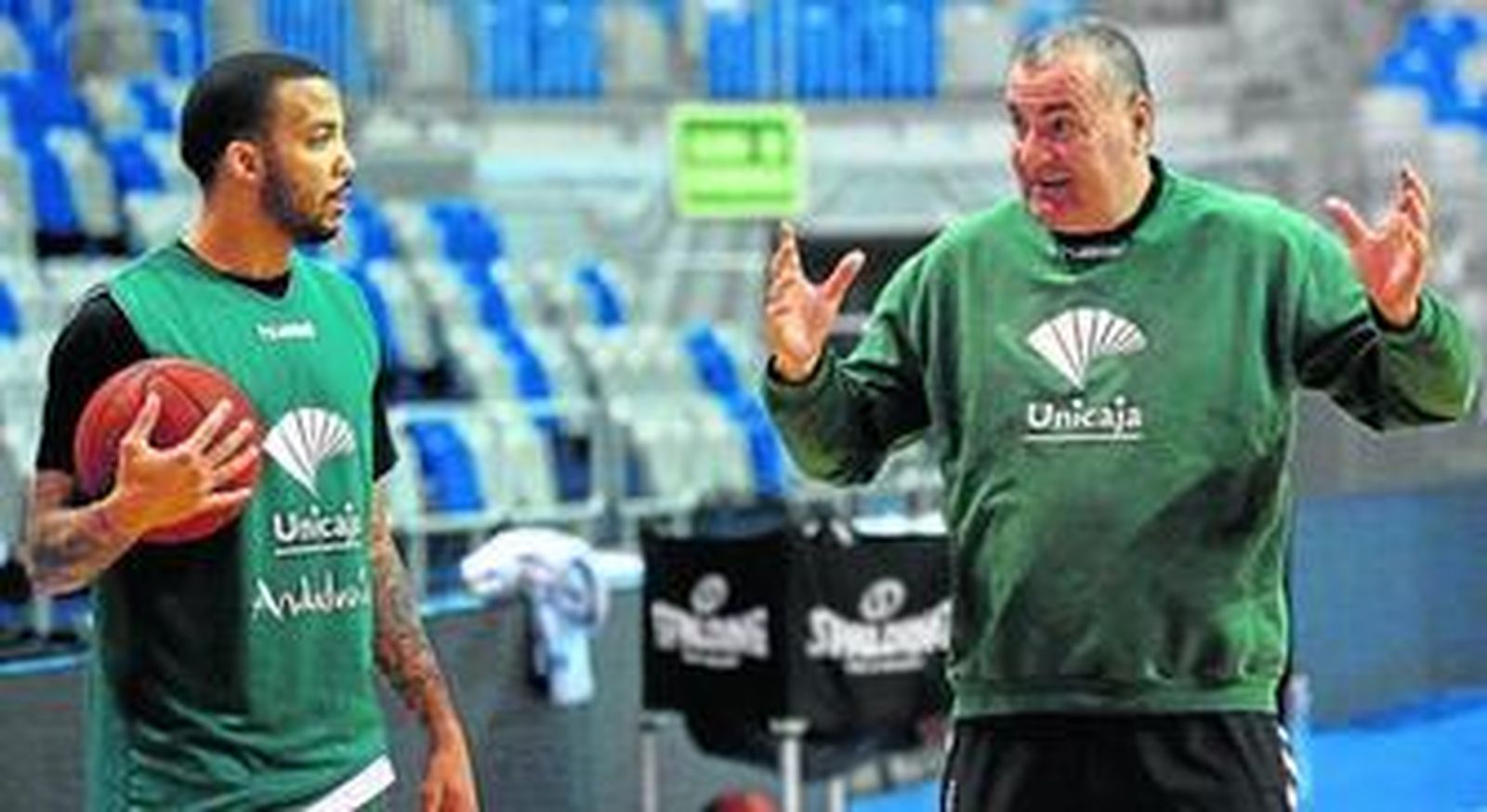 Jasmin Repesa dialoga con Marcus Williams durante un entrenamiento esta semana.