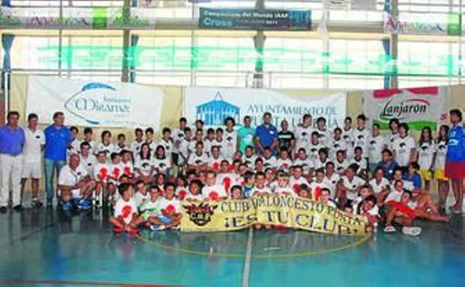 Los componentes del Campus posan con los ilustres visitantes.