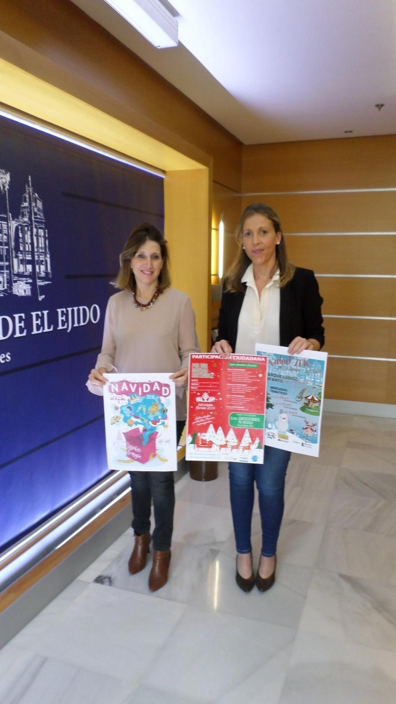 Las concejalas Julia Ibáñez y María José Martín con los carteles de las actividades navideñas.