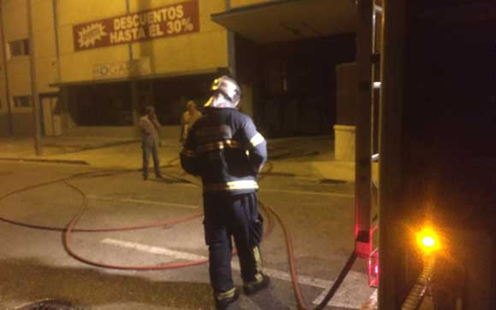 Un incendio destruye 30 carros de ropa en una lavandería de Conil