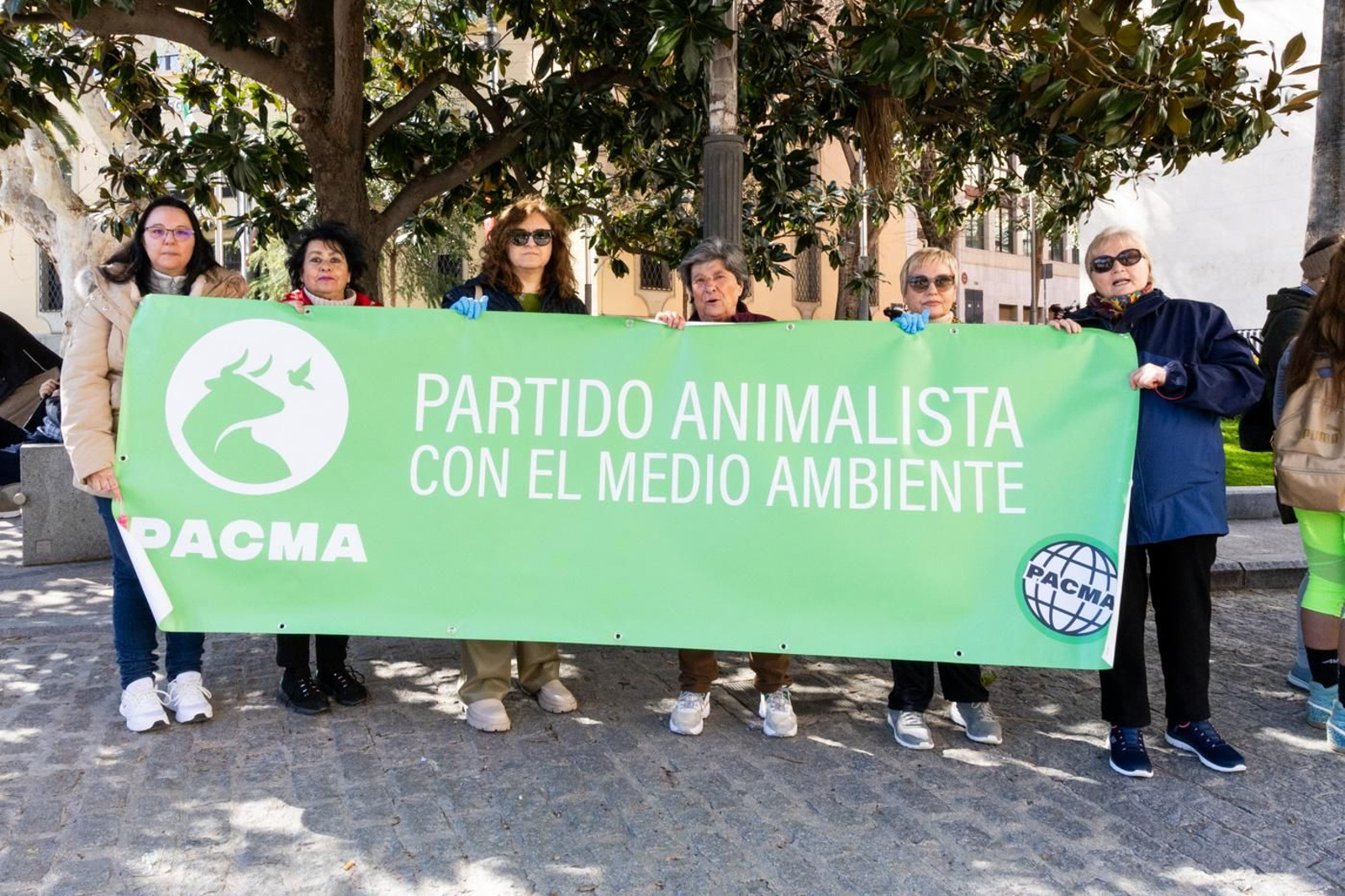 Concentración de veterinarios en protesta contra el real decreto 666/2023