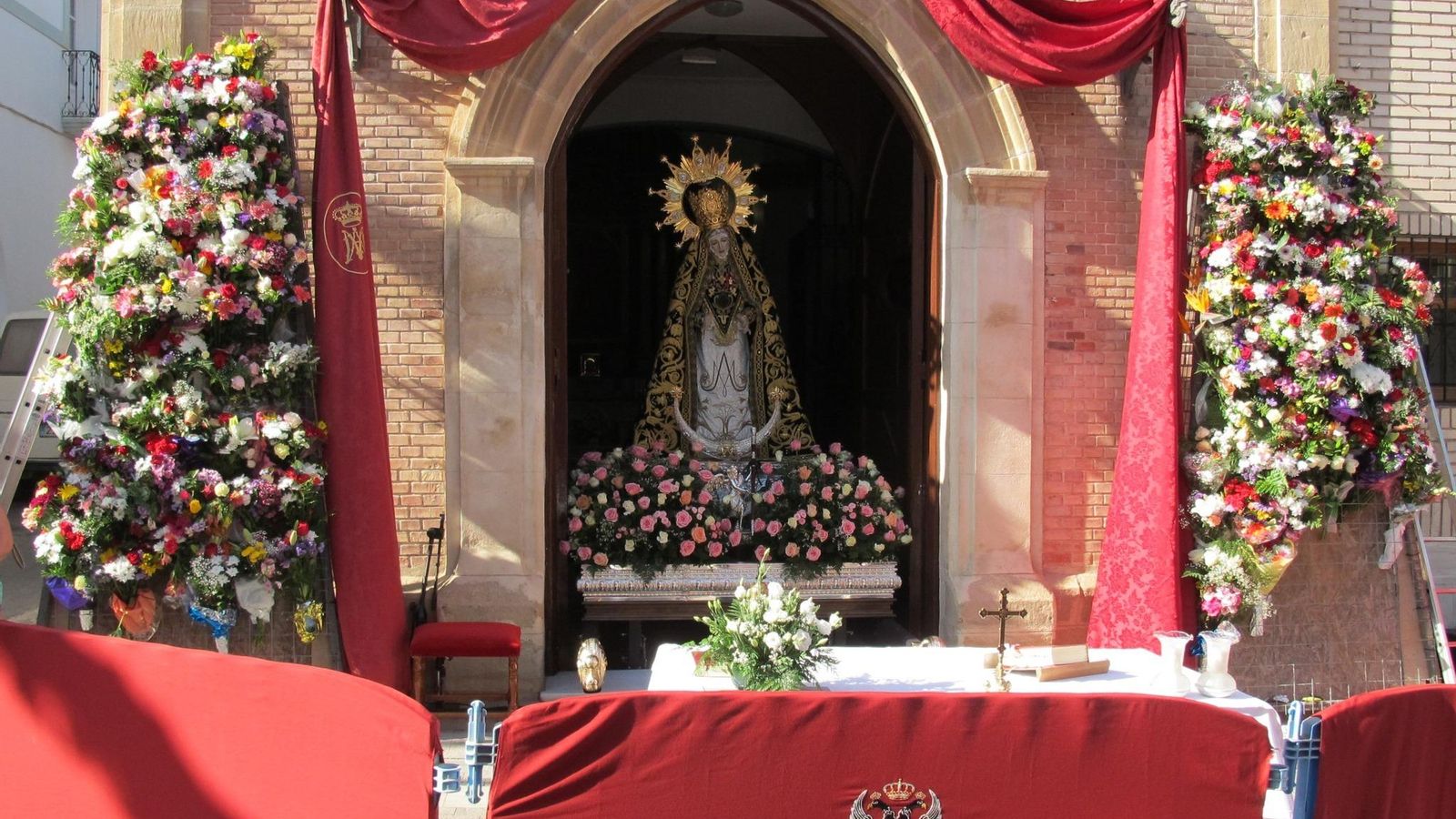 Ofrenda floral a la Virgen de las Angustias, en Vera.