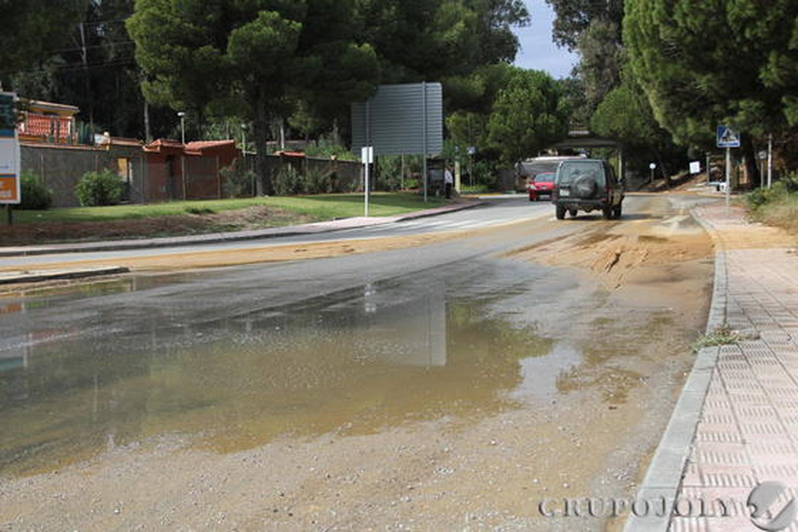 Los bomberos realizan más de treinta intervenciones por achique de agua en apenas cinco horas, sobre todo en La Línea y Algeciras./Fotos:Fran Montes/Paco Guerrero

Foto: Fran Montes/Paco Guerrero