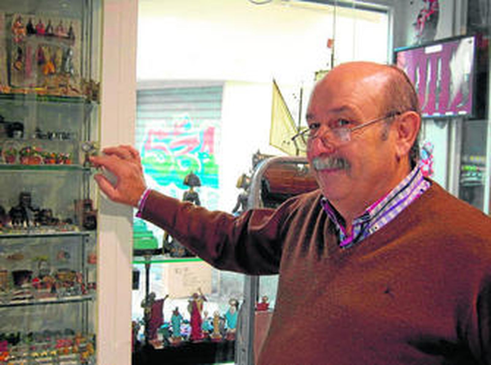 Este artesano belenista ha experimentado en su trayectoria topo tipo de materiales, desde  plástico a poliéster.