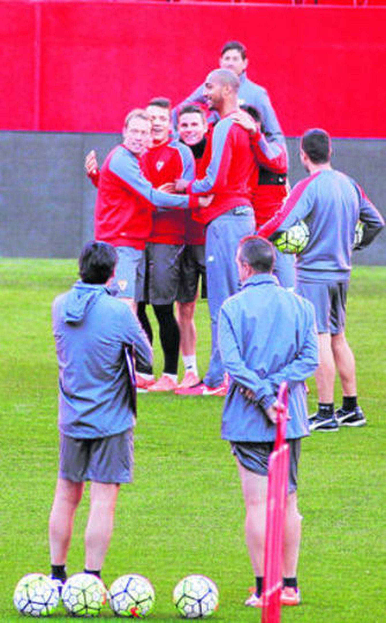 Emery observa la piña que forman Krohn-Dehli, Konoplyanka, Gameiro y N'Zonzi.