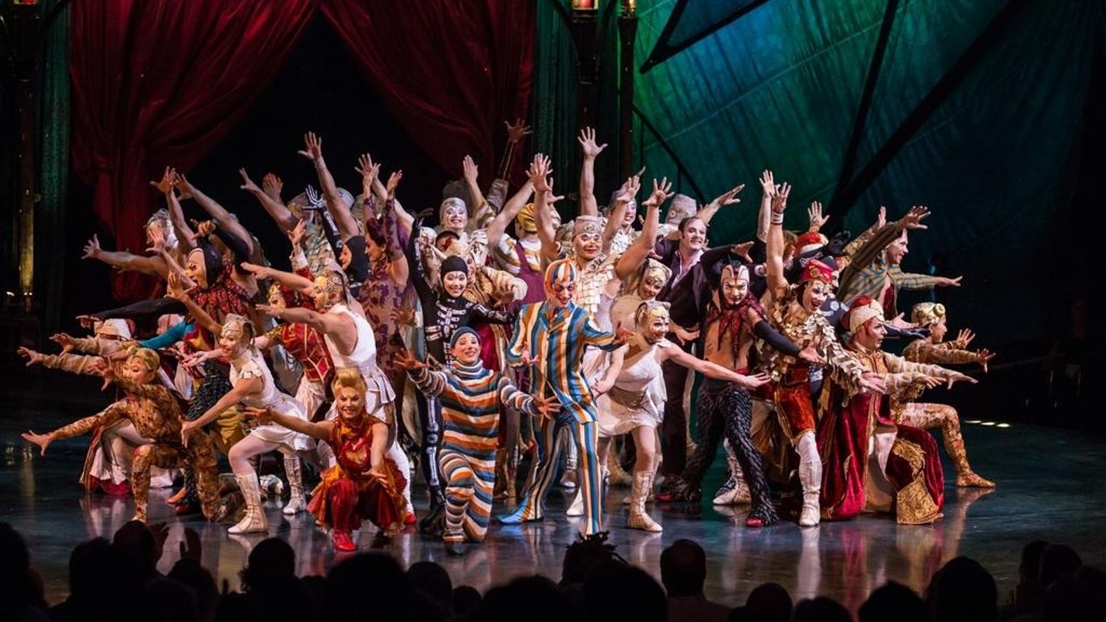 Los artistas de 'Kooza', en escena para el saludo final.