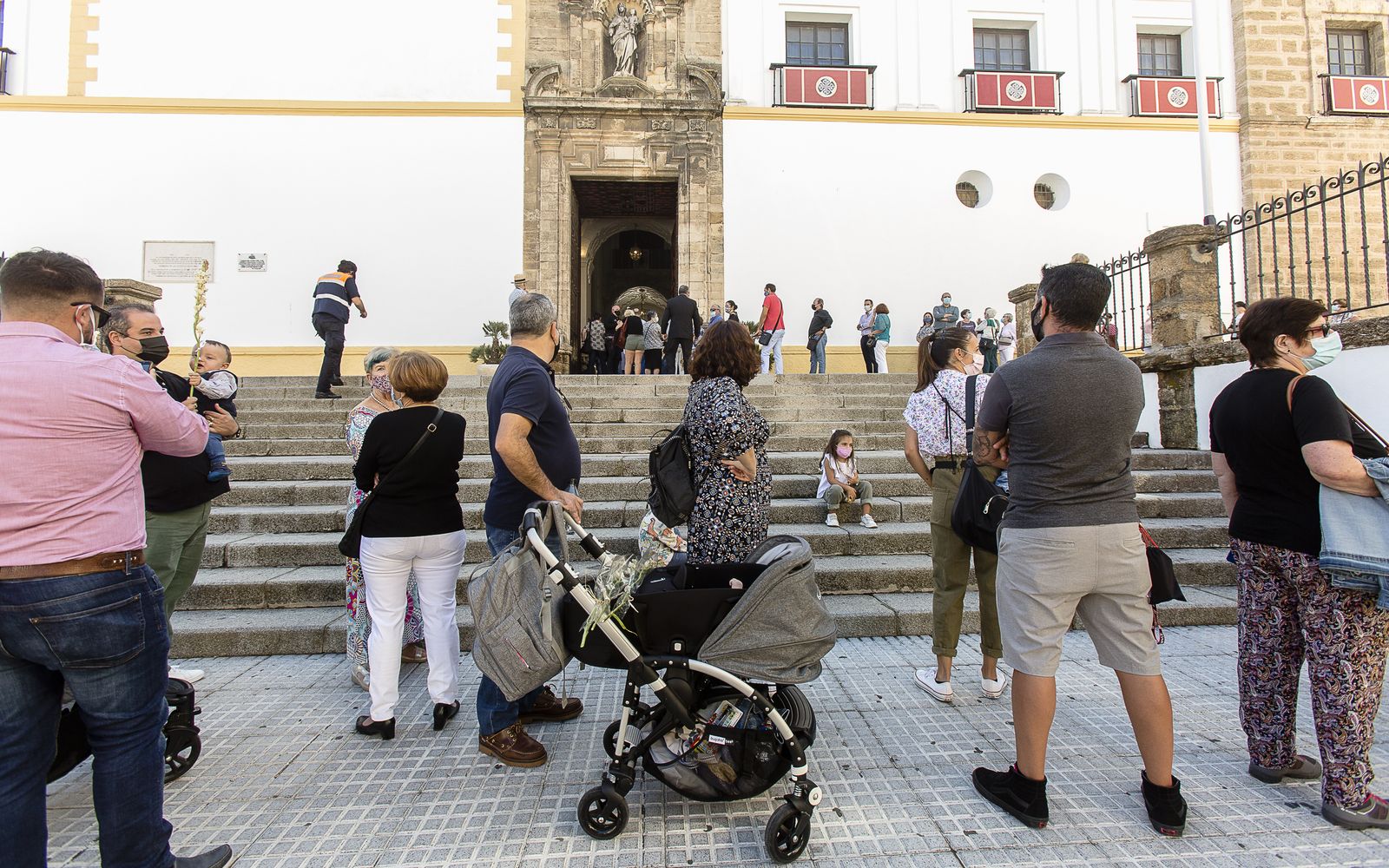 Imágenes de la celebración del día de la Virgen del Rosario en la iglesia de Santo Domingo