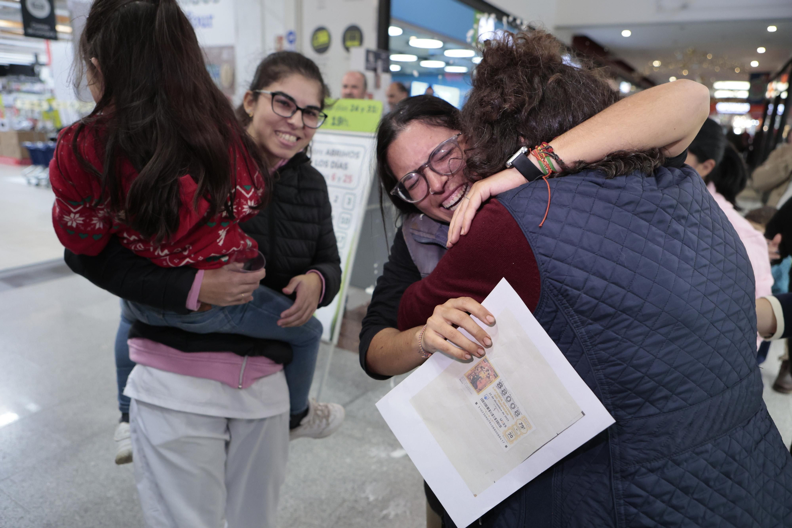 Alegría entre los premiados con el Gordo de la Lotería de Navidad en Écija