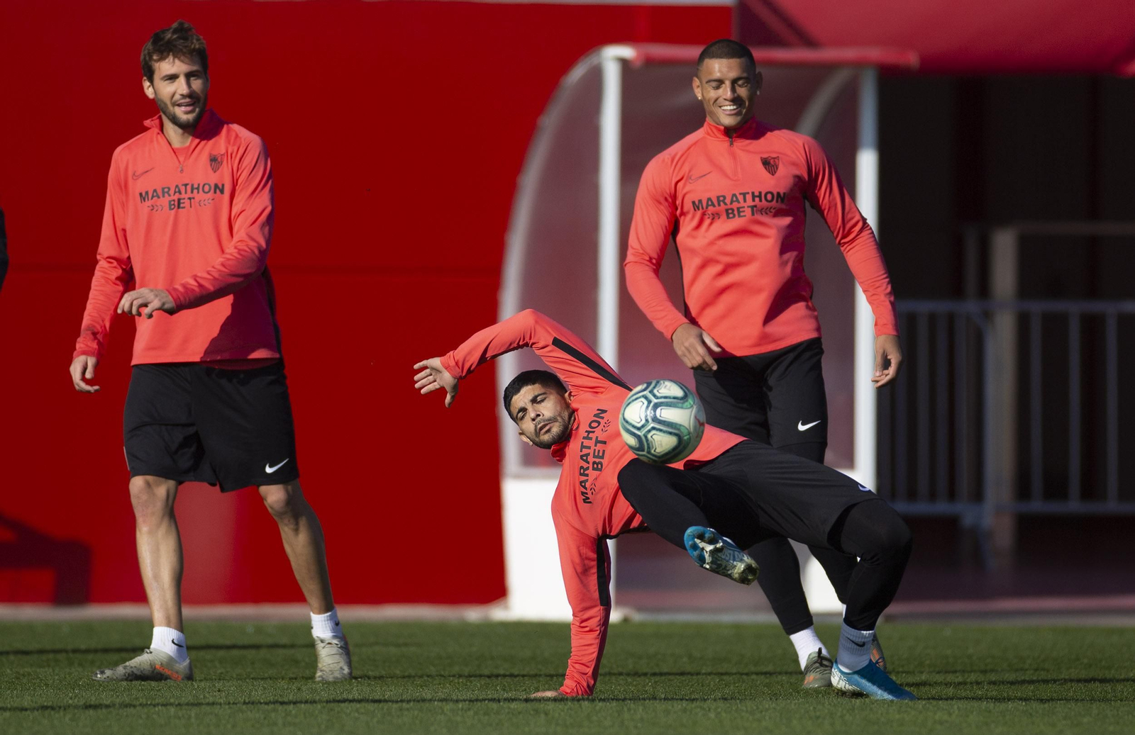Banega, ante Franco Vázquez y Diego Carlos en la sesión del jueves.
