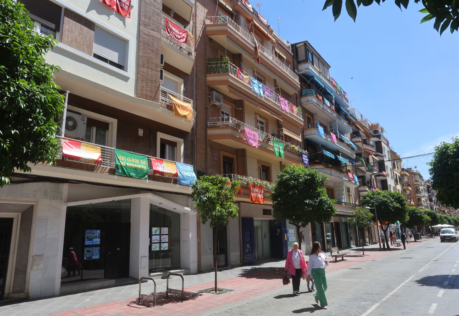 Banderolas y colgaduras en los balcones de Los Remedios