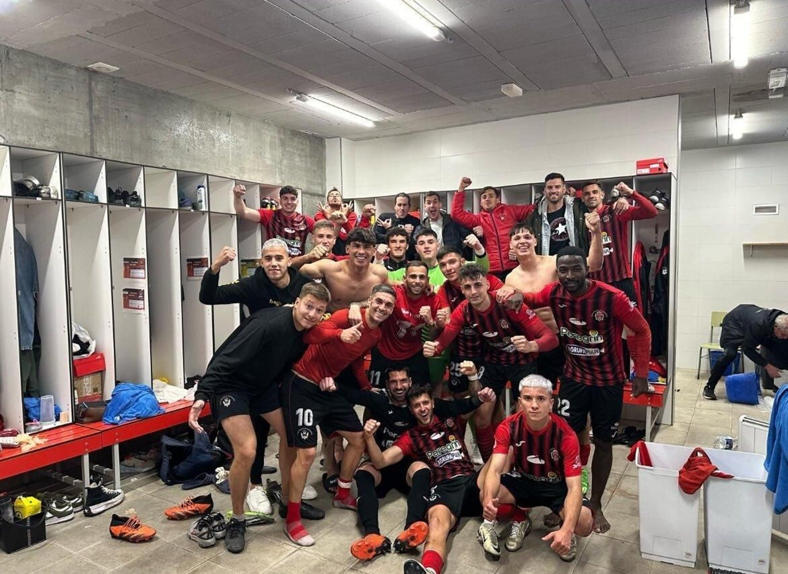 Los rojinegros celebran en el vestuario su victoria frente a El Palmar.