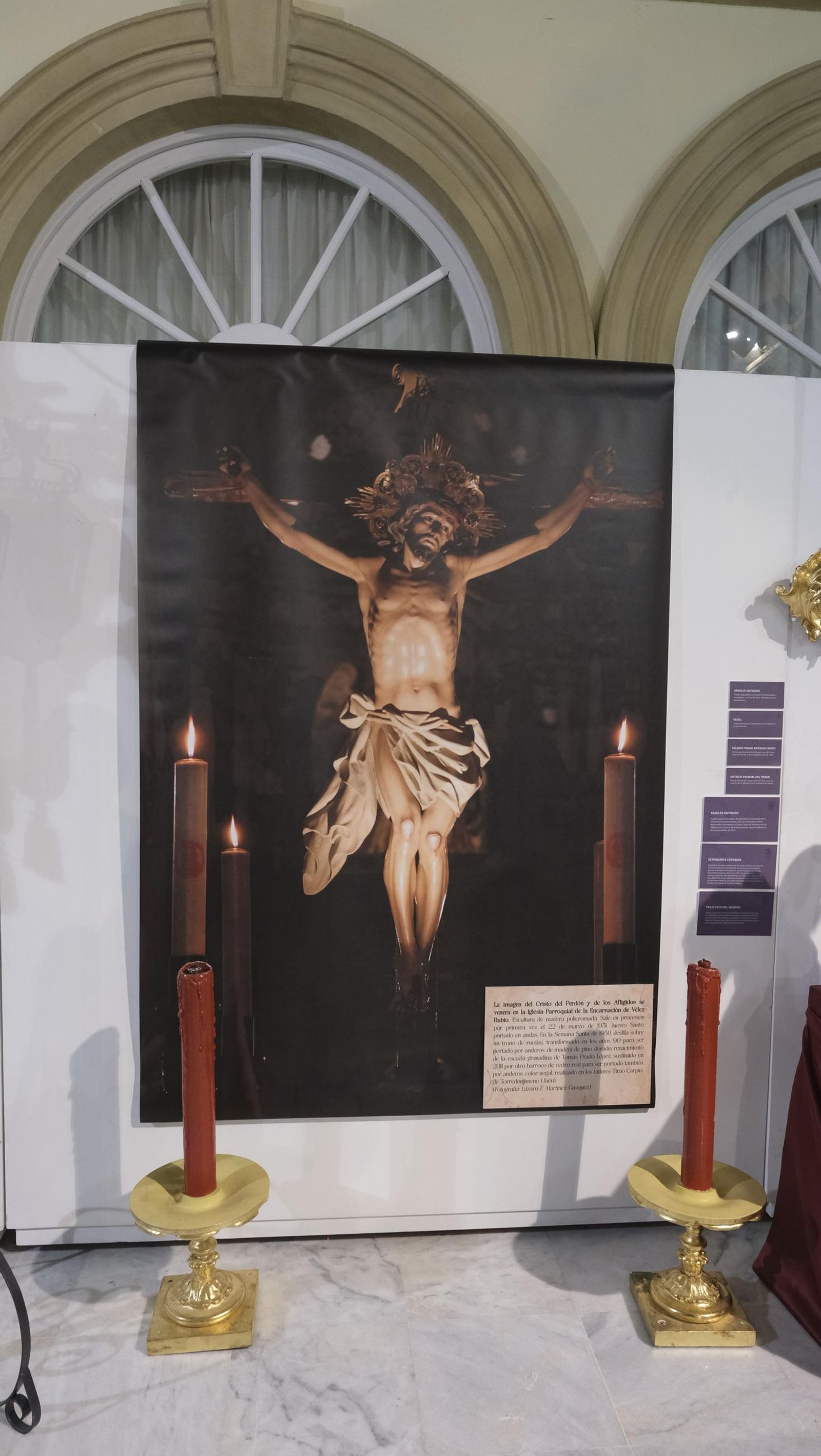 Fotos de la exposición de la Cofradía del Perdón y los Afligidos de Vélez Rubio en la Diputación de Almería