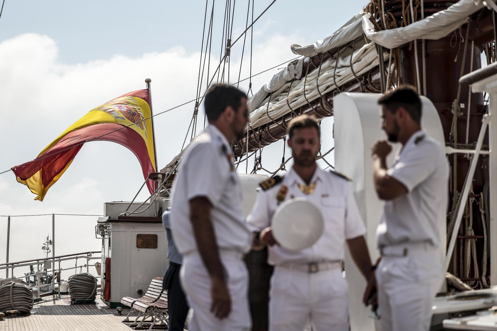 Tres miembros del 'Elcano' a su llegada a Buenos Aires.