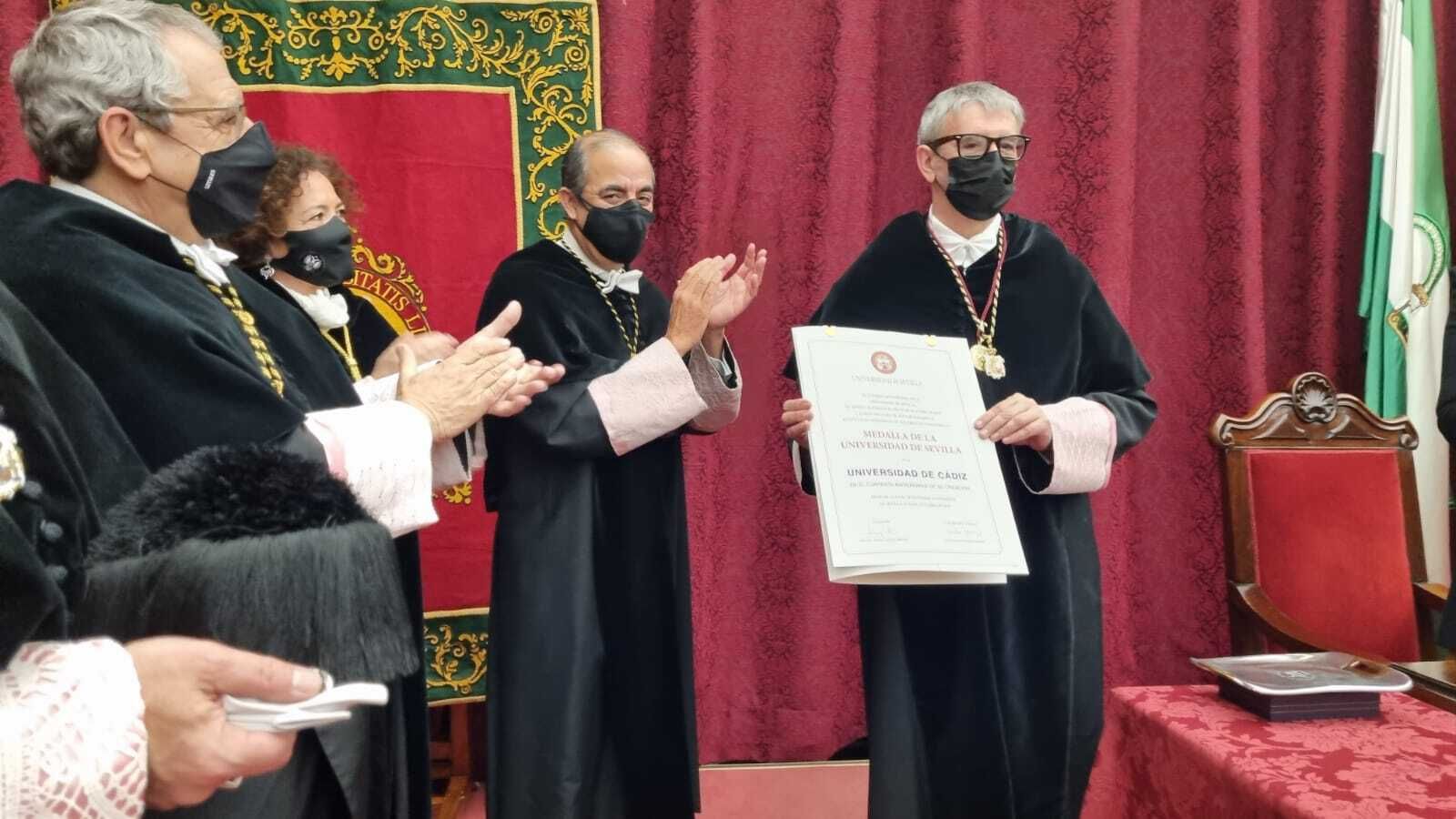 El rector Francisco Piniella recibe en nombre de la UCA la distinción de la universidad hispalense.