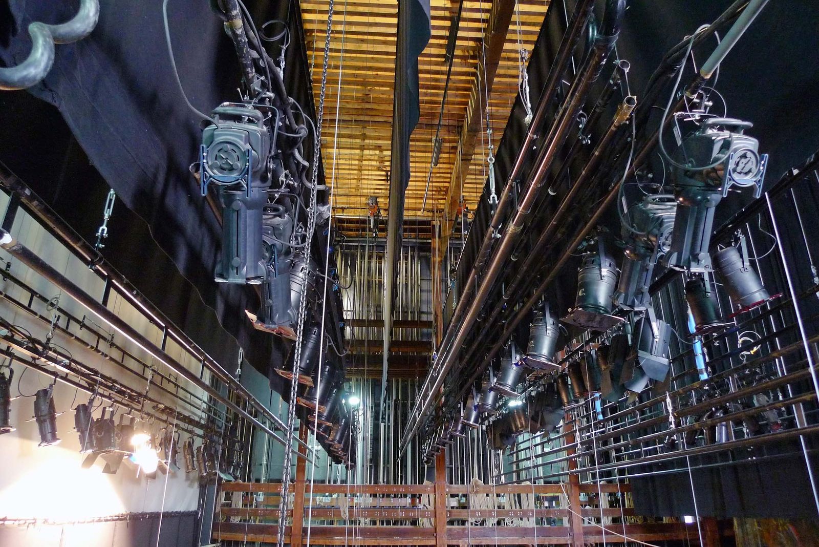 Varas, focos y cuerdas en el 'up stage' del Teatro Cervantes.