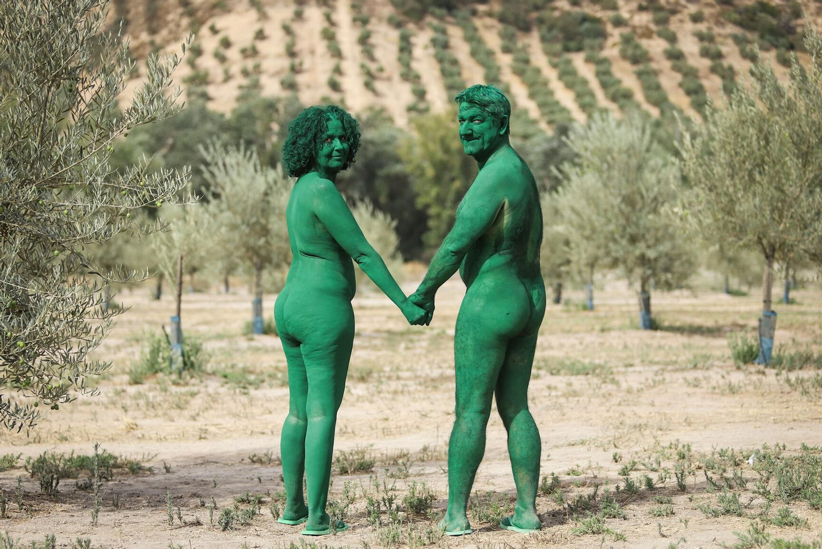 Las mejores imágenes del posado para Spencer Tunick en un olivar granadino.