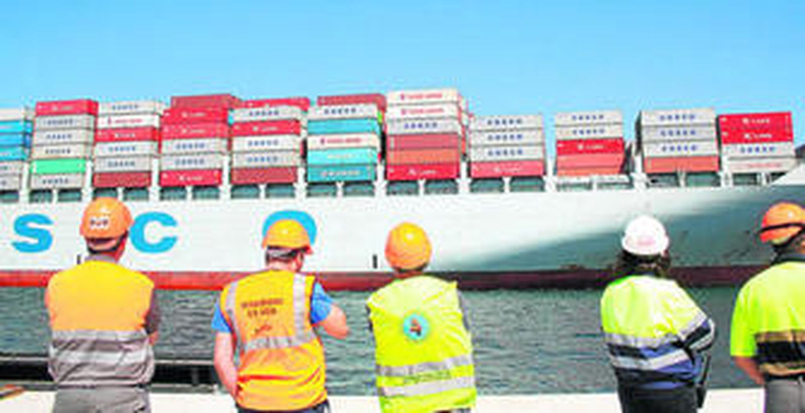 Estibadores y personal de TTIA observan la maniobra de atraque del 'Cosco Oceania', ayer en Algeciras.