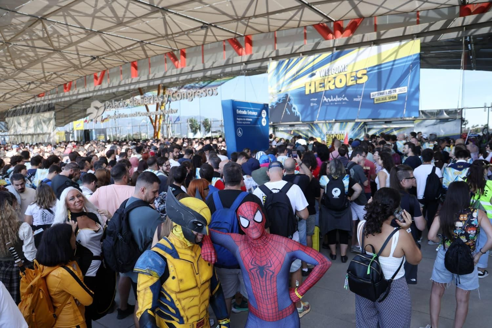 Miles de personas se dan cita en el Palacio de Ferias este sábado para asistir a la Cimic-Con.