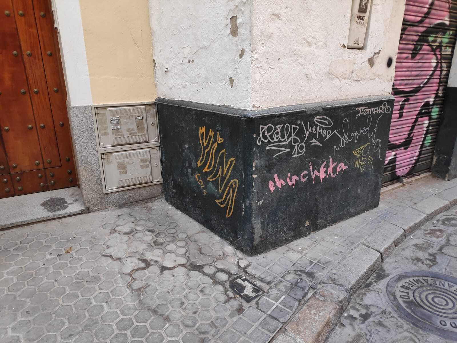 El PP denuncia la "degradación de un casco histórico, inundado de pintadas"